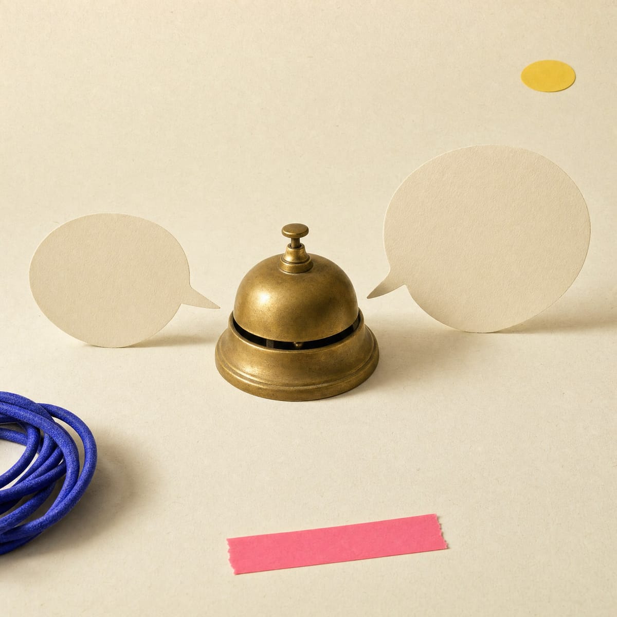 Sonnette en laiton encadrée de deux bulles de dialogue en papier